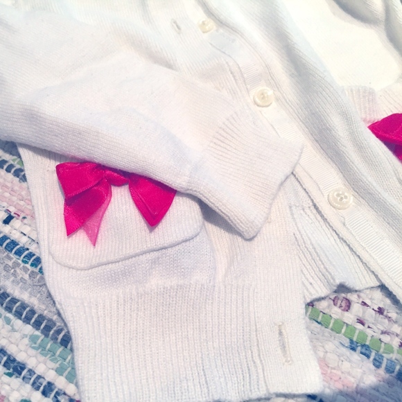 AMAZING CONDITION White Cardigan Pink Bows on Pockets - Picture 5 of 6
